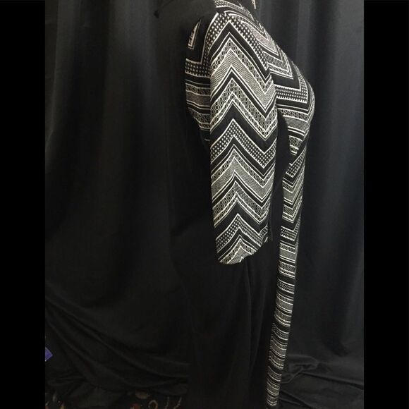 Beautiful flattering dress by Olivia Matthews - Picture 2 of 3